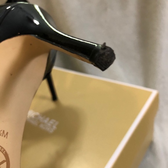 I never dress up, I’ve worn twice in 2 years. - Picture 4 of 7